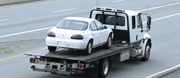 Una grua Transportando un Vehiculo en la ciudad de Bogota Una grua Transportando un Vehiculo en la ciudad de Bogota